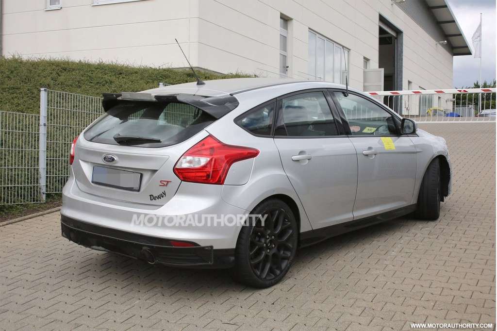2016 Ford Focus RS spy shot-rear