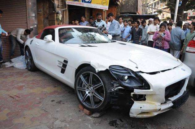 Mercedes-SLS-AMG-Roadster-crashed-in-Mumbai