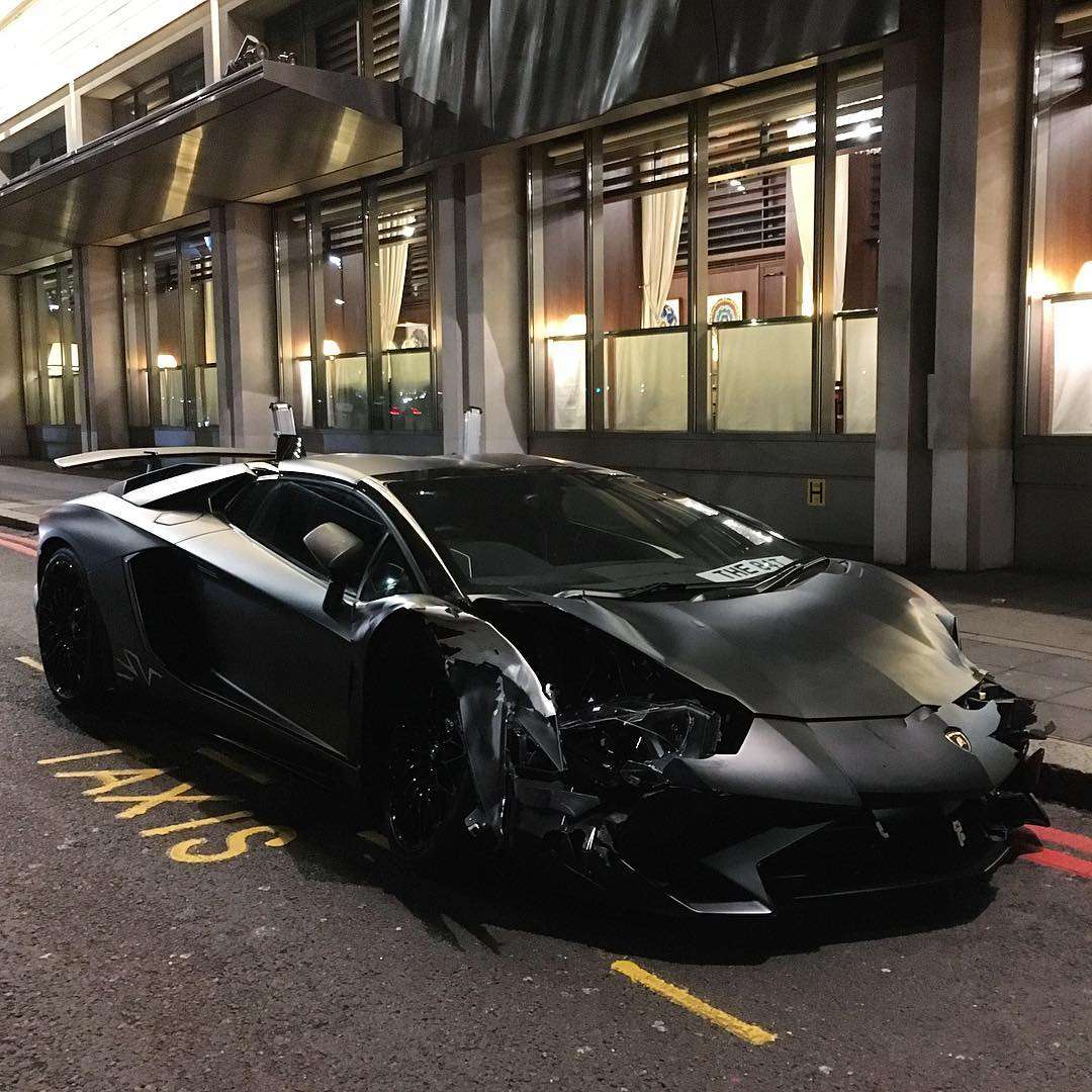 Lamborghini Aventador SV Roadster crashed in London-2