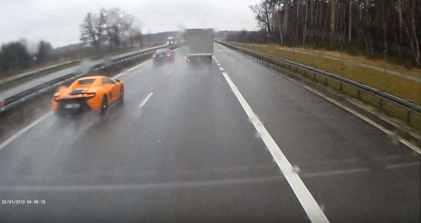 McLaren 650S-crash-highway