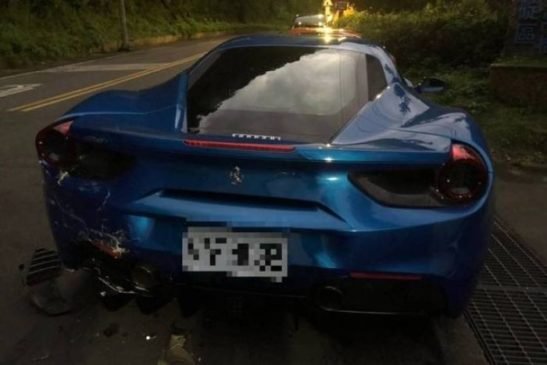 Deliveryman-crashes-into-Ferrari-s-in-Taiwan-04