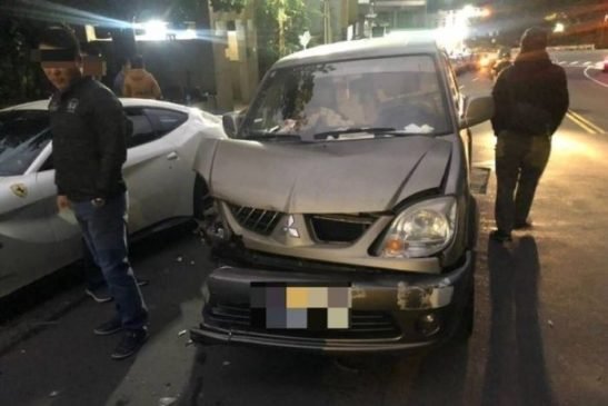 Deliveryman-crashes-into-Ferrari-s-in-Taiwan-05