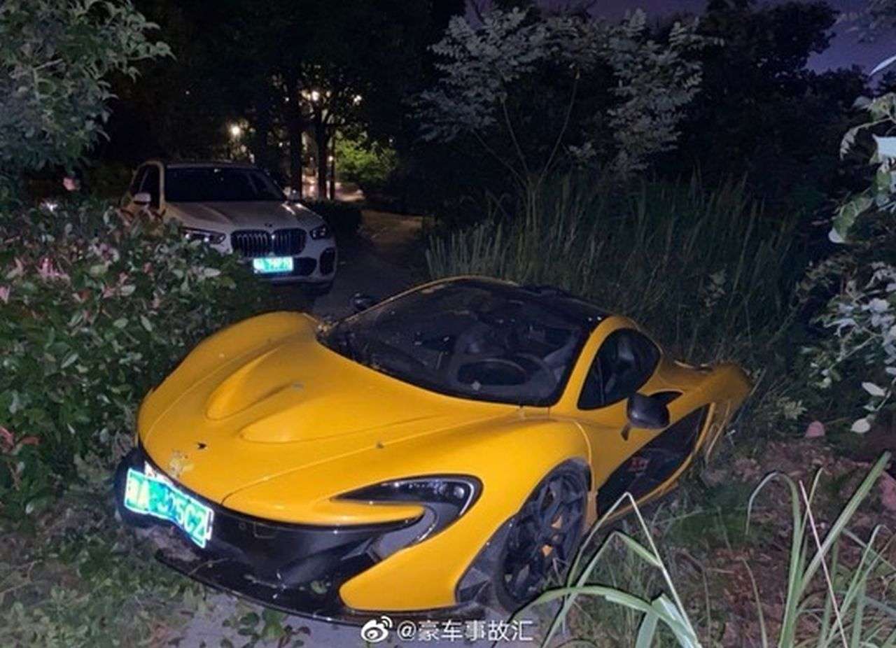 Yellow McLaren P1-Crash-China-1