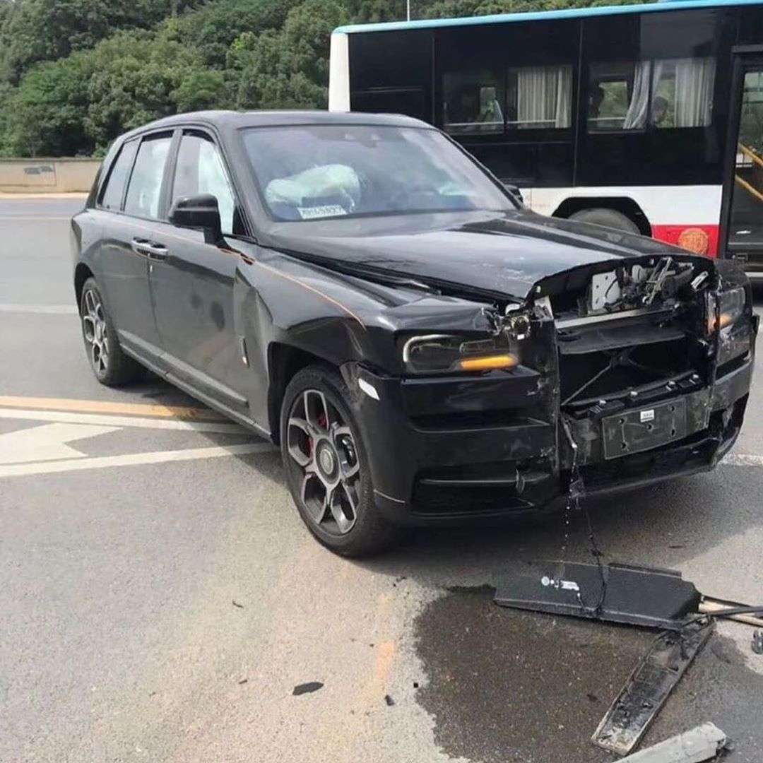 Rolls Royce Cullinan Black Badge-Crash-China-2