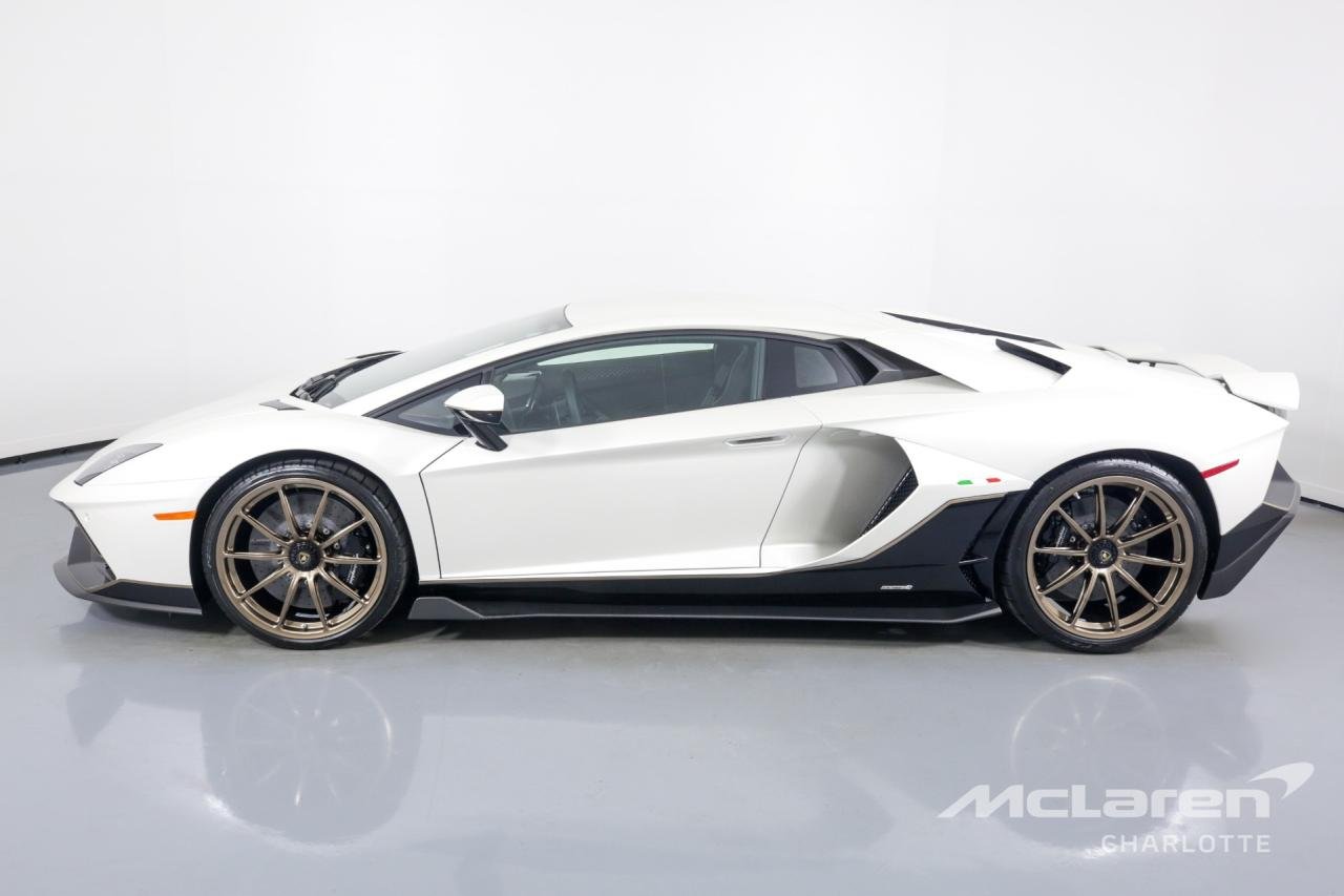 Used-2022-LAMBORGHINI-AVENTADOR-ULTIMAE-2