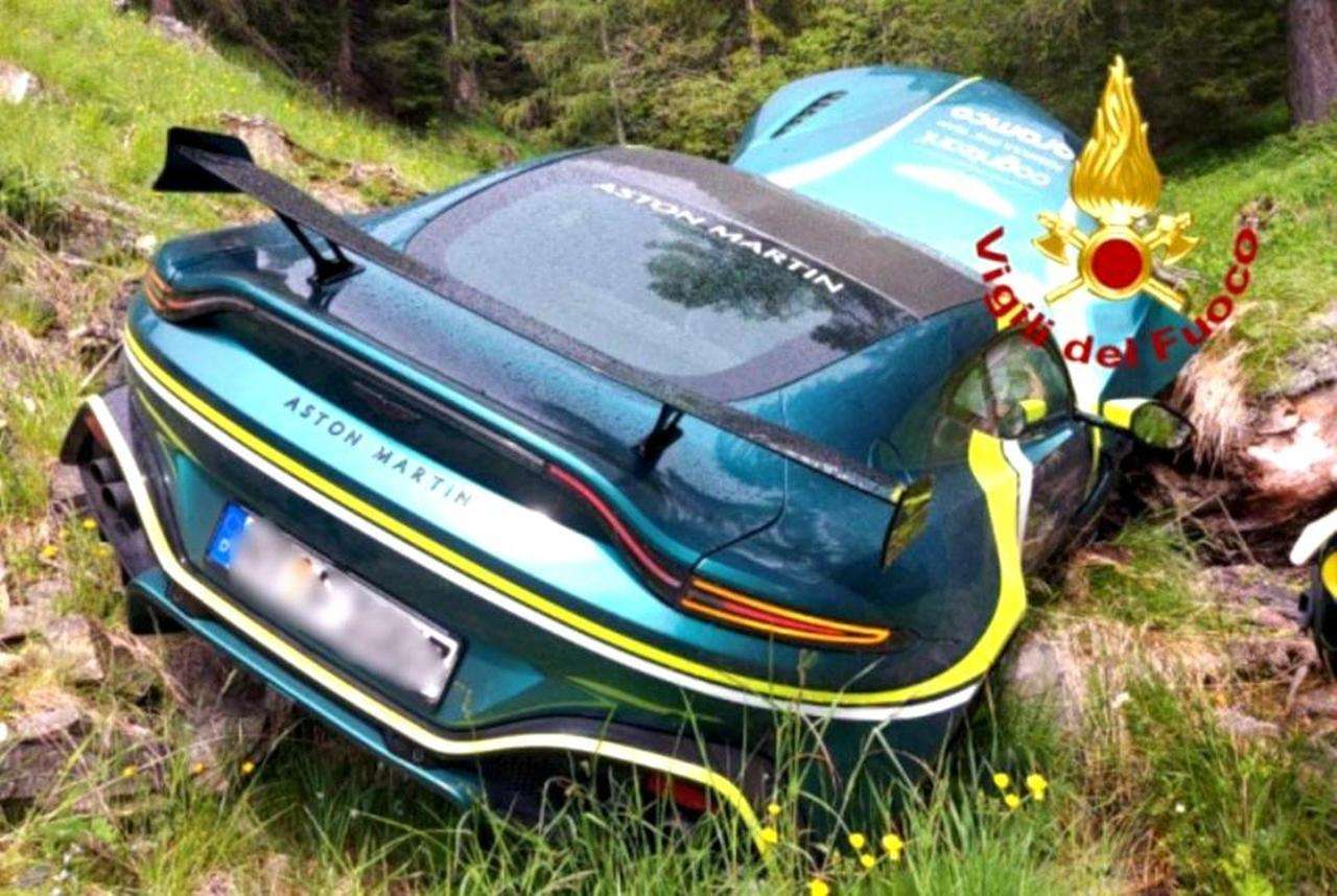 Aston Martin Vantage F1 Edition-Crash-Italy-2