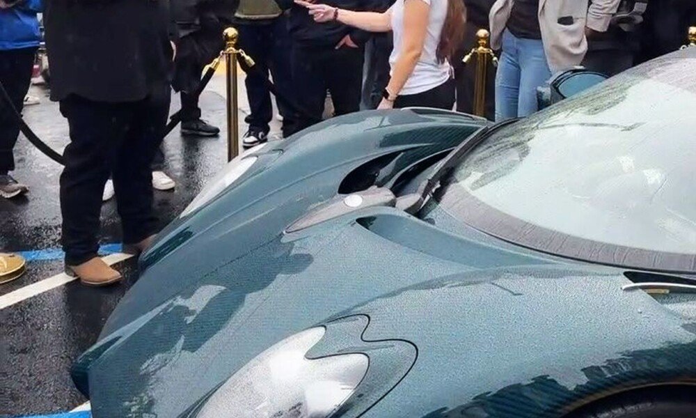 Bystander damages a Pagani Utopia on delivery day