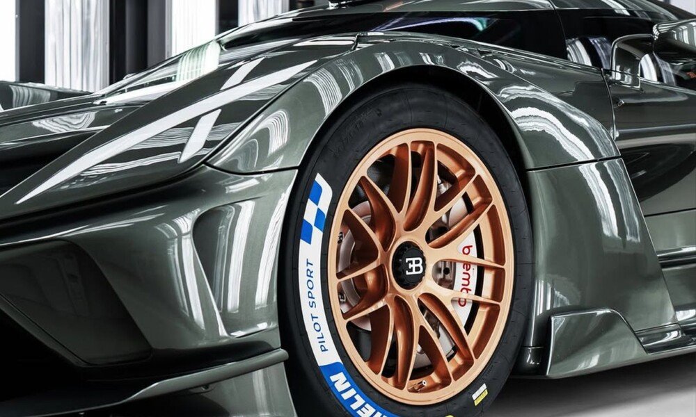 Bugatti Bolide in stunning Williams Green sets sail for the Middle East