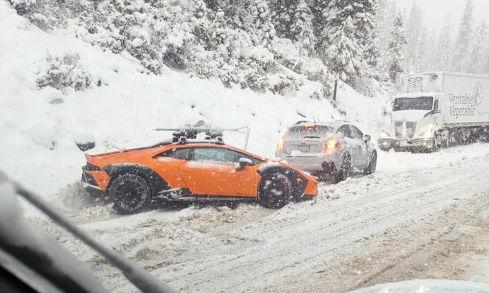 Lamborghini Huracan Sterrato gets stuck in a snowbank