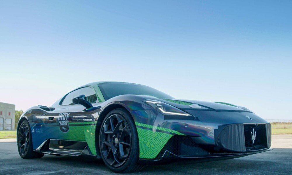 Maserati MC20 hits a top speed of 198 mph without a driver