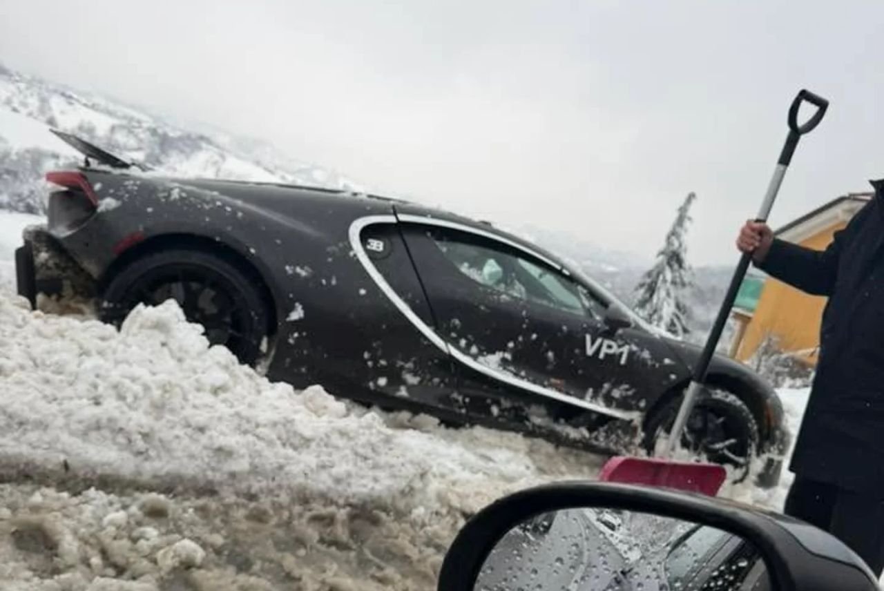 Bugatti Tourbillon stuck in snow-1