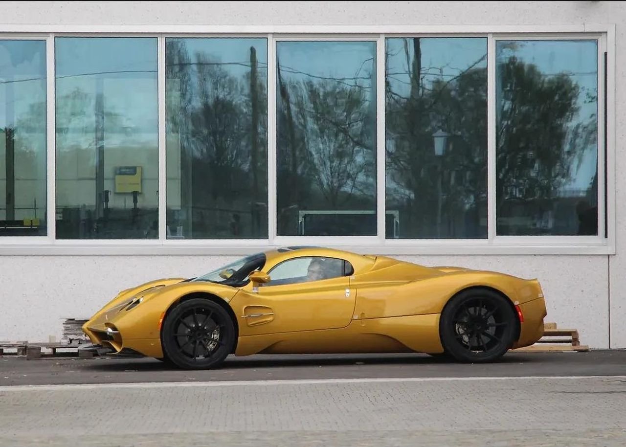 First one-off Pagani Utopia yellow-spy-image-1