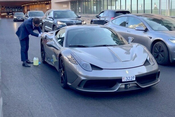 Ferrari 458 Speciale runs out of petrol in Monaco
