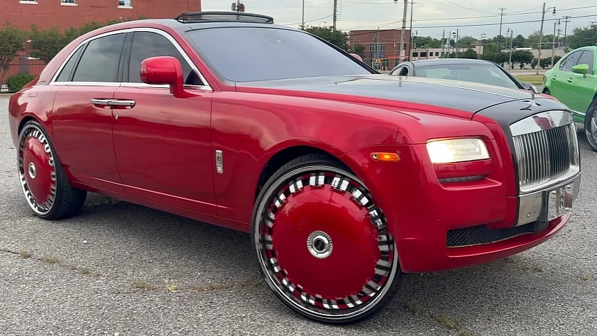 rolls-royce-ghost-with 30-in wheels