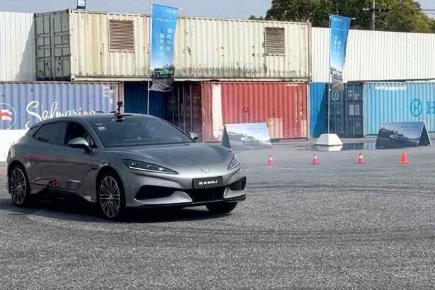 BYD's 900 hp Denza Z9 drifting