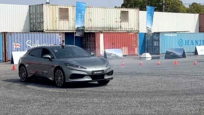 BYD's 900 hp Denza Z9 drifting