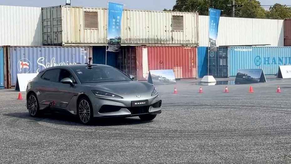 900 hp Chinese EV drifts perfectly on its own with a passenger