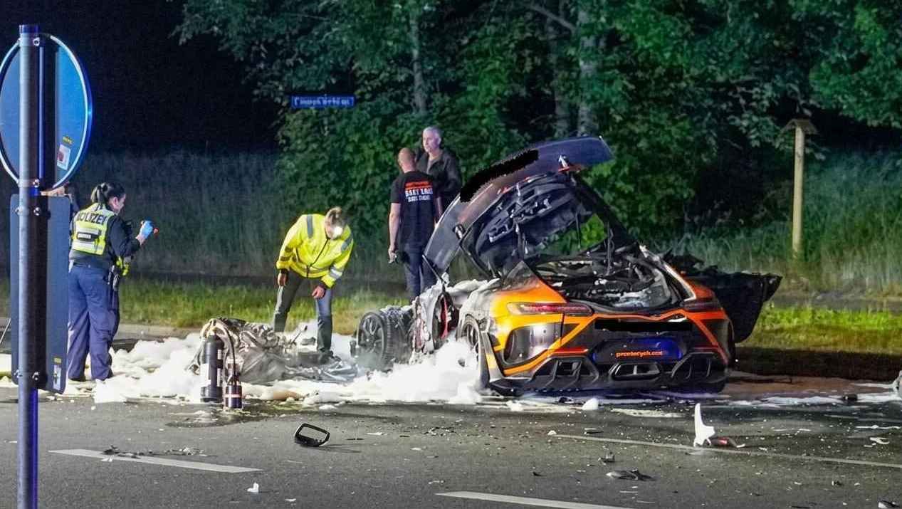 Mercedes AMG GT-R crash