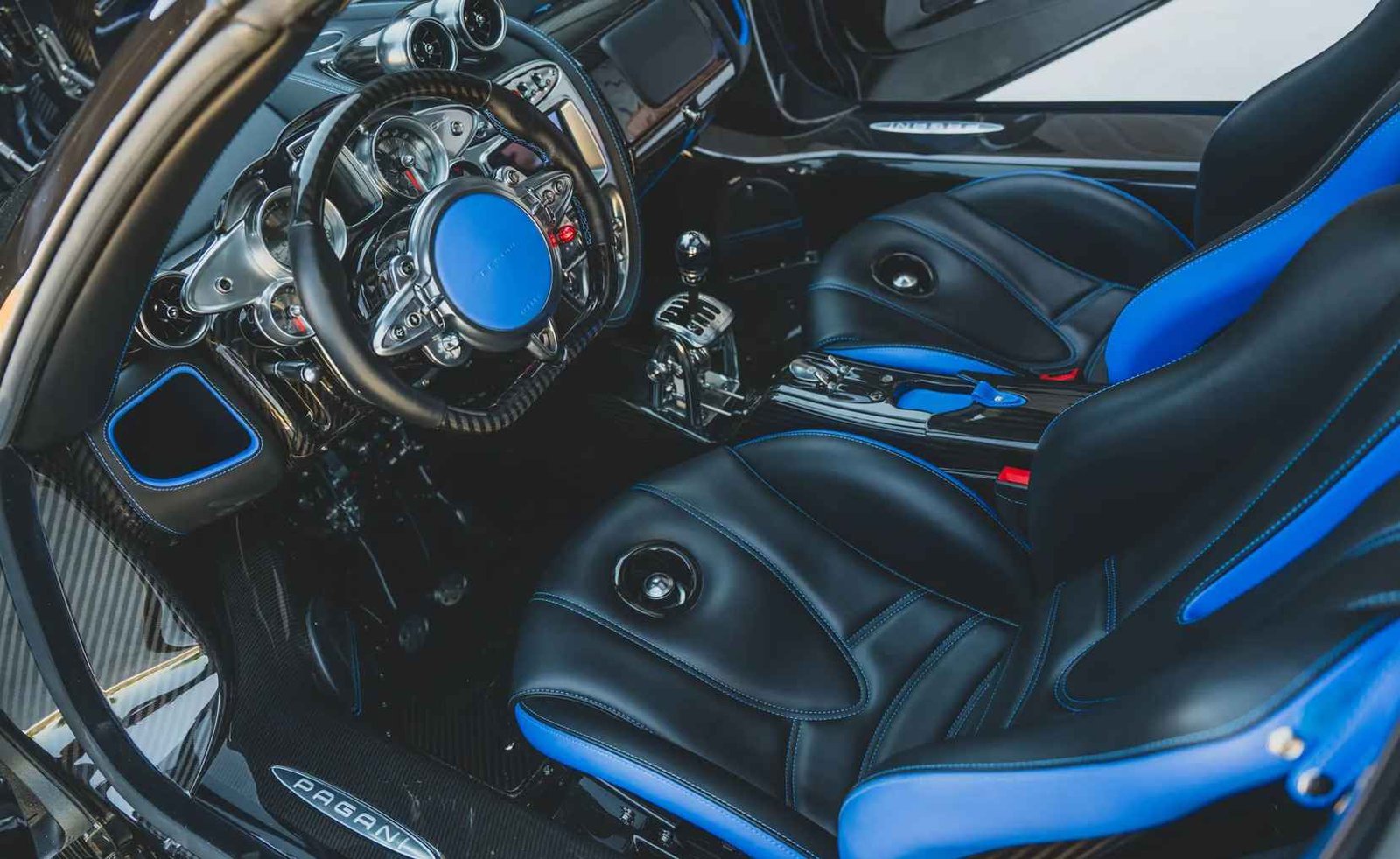manual Pagani Huayra Roadster auction (3)