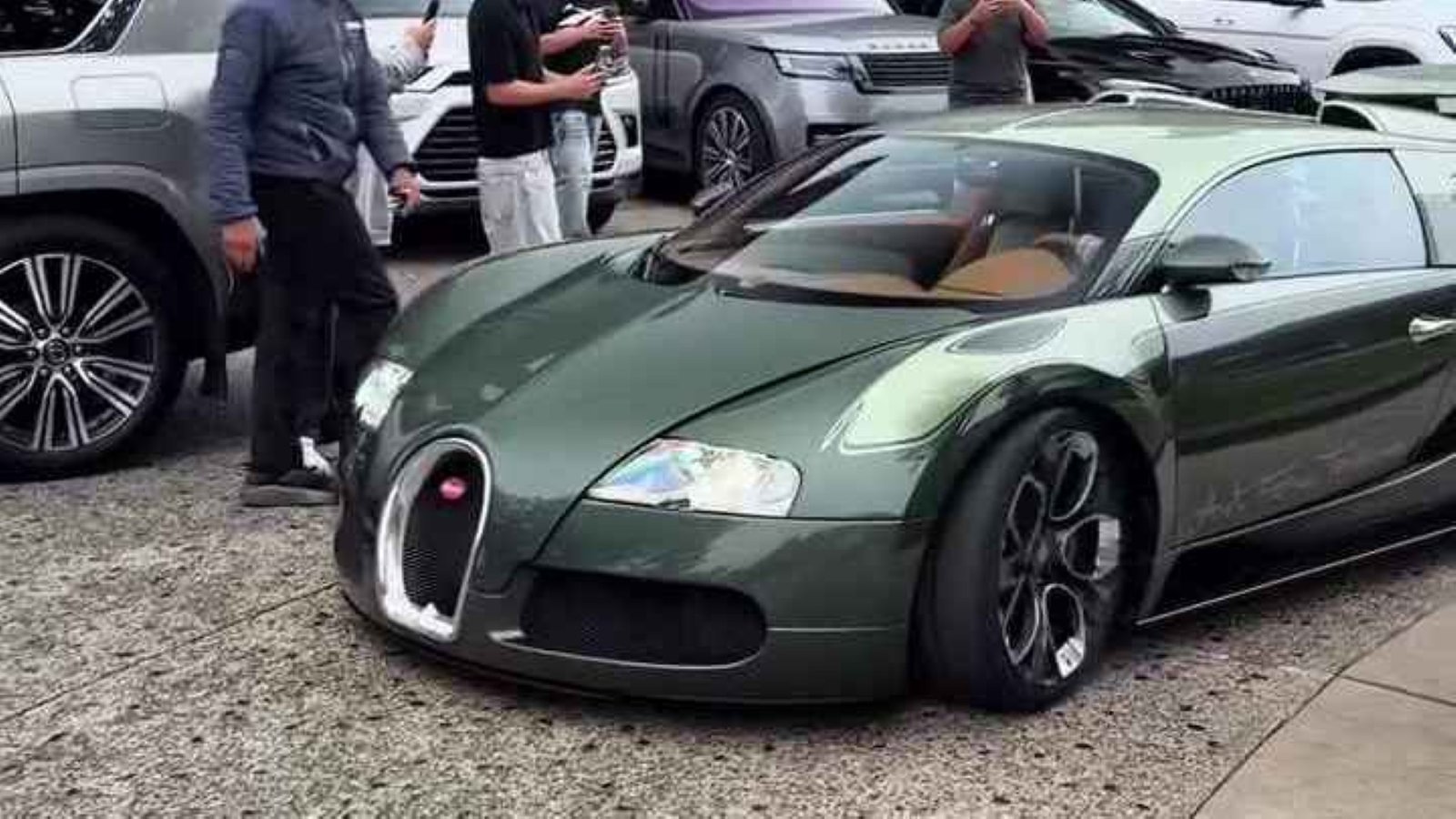 Bugatti design boss spotted firing up his bespoke Veyron (3)