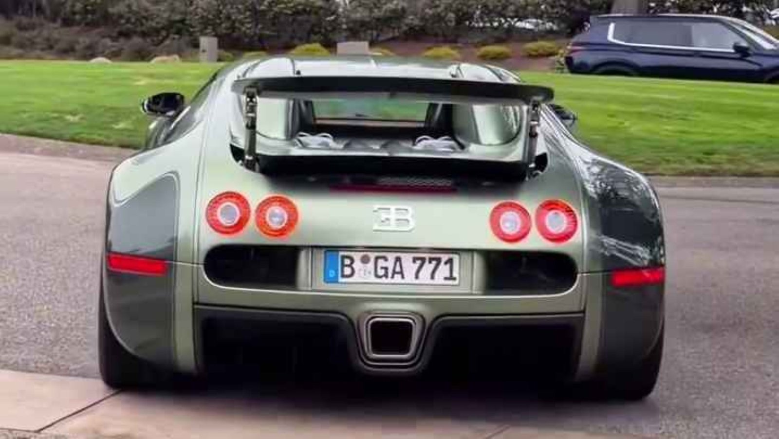 Bugatti design boss spotted firing up his bespoke Veyron (3)