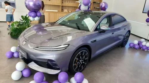 Denza Z9S at dealership in china (2)