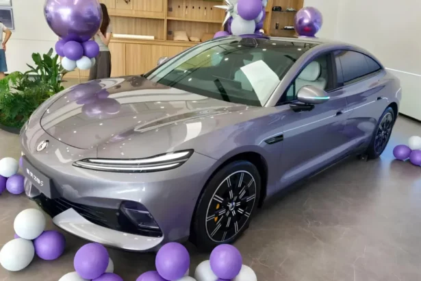 Denza Z9S at dealership in china (2)