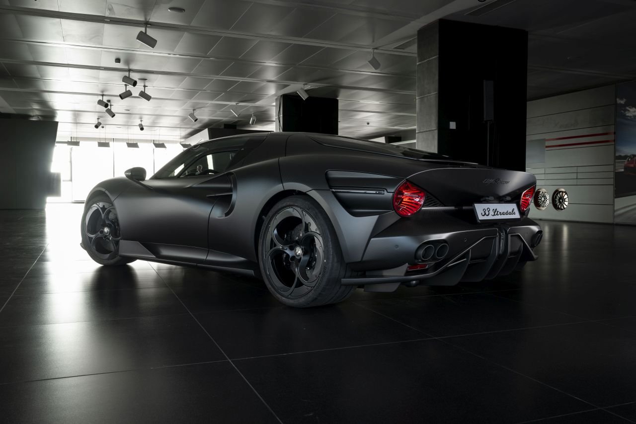 Alfa Romeo 33 Stradale Perla Nera-3