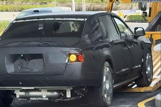 BYD-Yangwang-Rolls-Royce-like luxury sedan-spy shot (3)