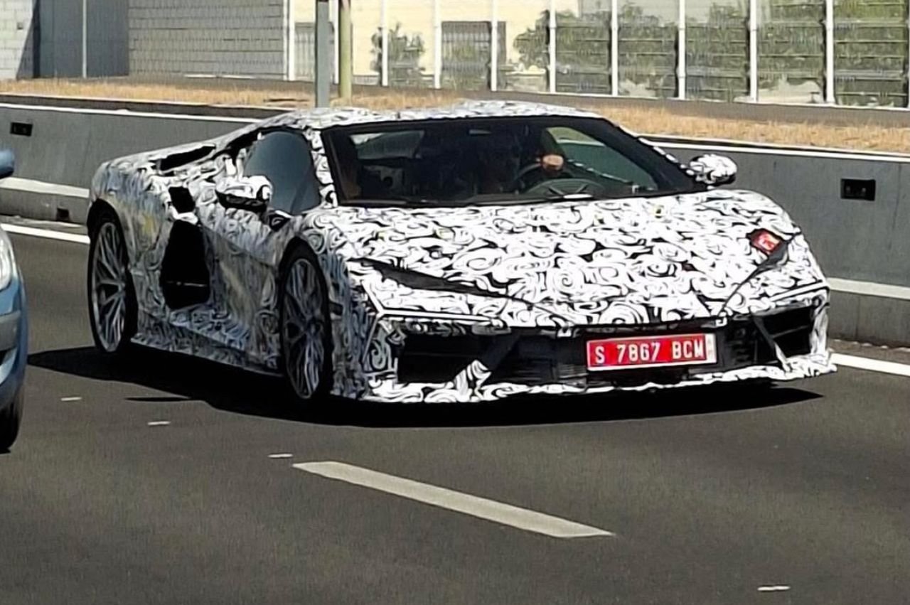 Lamborghini Revuelto Mk2 spy image-1