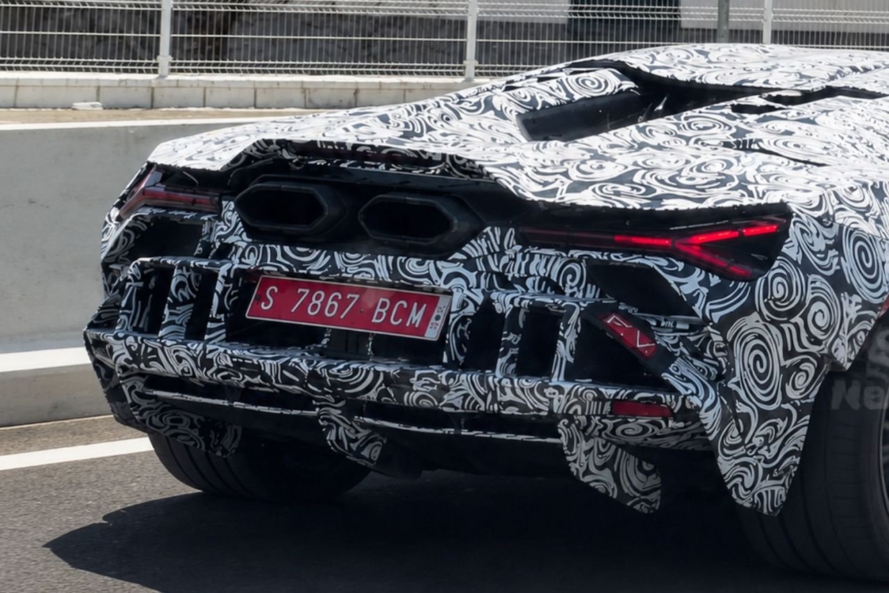 Lamborghini Revuelto Mk2 spy image-2