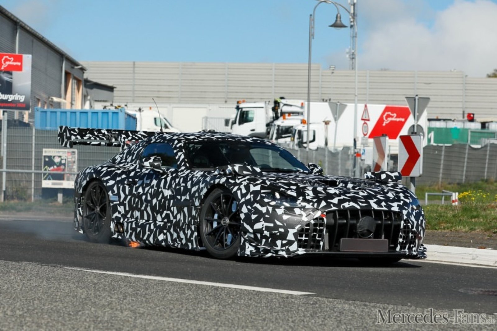 Mercedes-AMG GT Black Series fire-nurburgring (3)