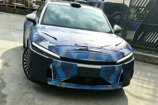 Next-gen BYD Han sedan spy shot (1)