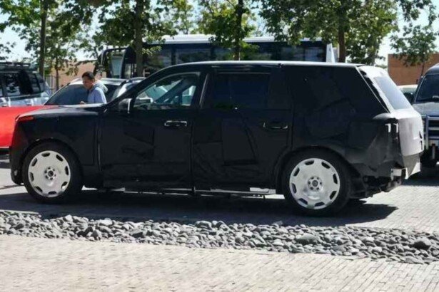 Yangwang-rolls-royce cullinan rival spy shot (Large)