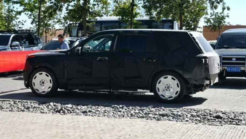 Yangwang-rolls-royce cullinan rival spy shot (Large)