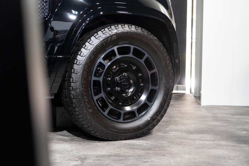 land rover Defender OCTA Black (4)