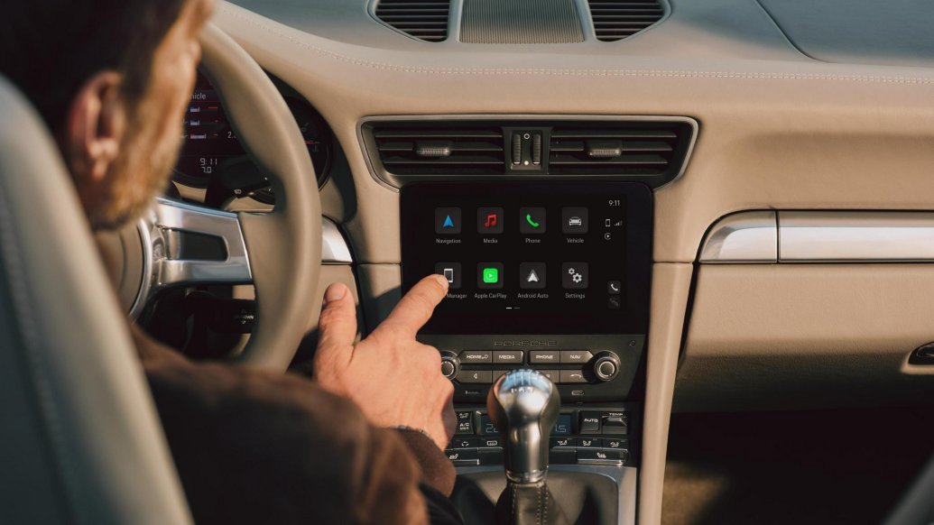 porsche interior with new infotainment system (1)