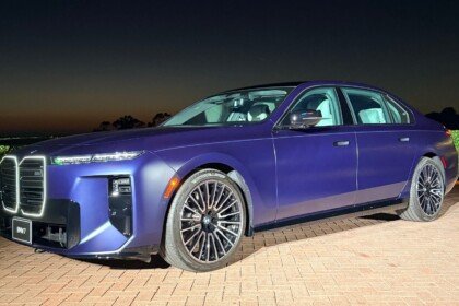 2027 BMW M760 xDrive (2) (Large)