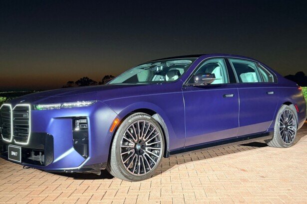 2027 BMW M760 xDrive (2) (Large)