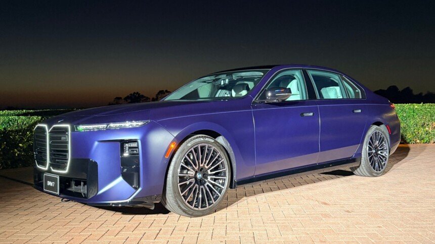 2027 BMW M760 xDrive (2) (Large)