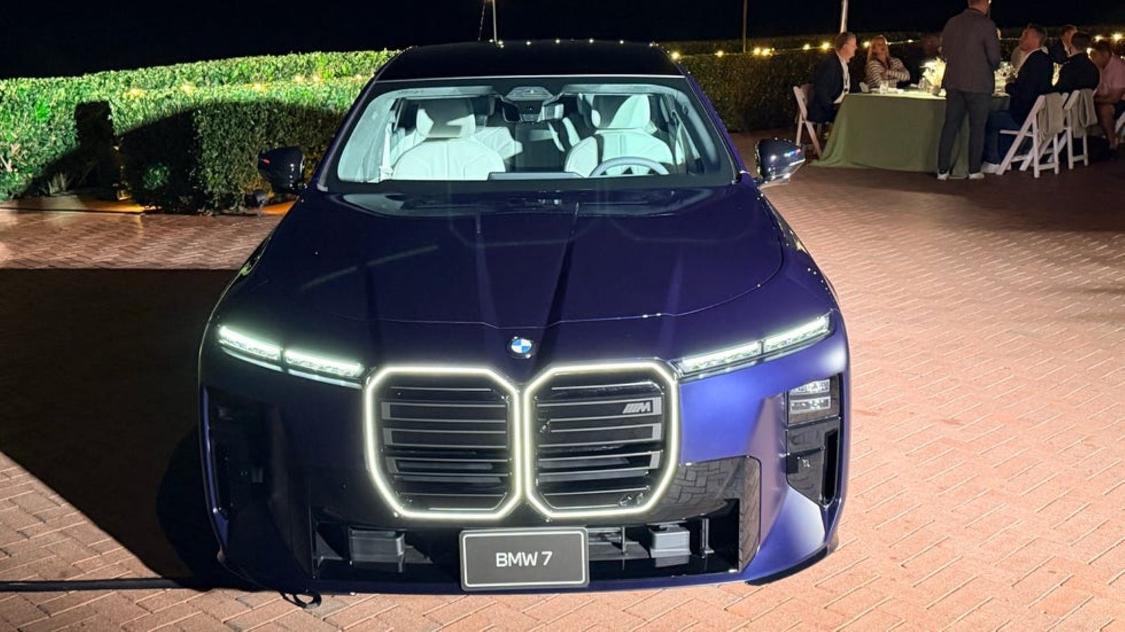 2027 BMW M760 xDrive (2) (Large)