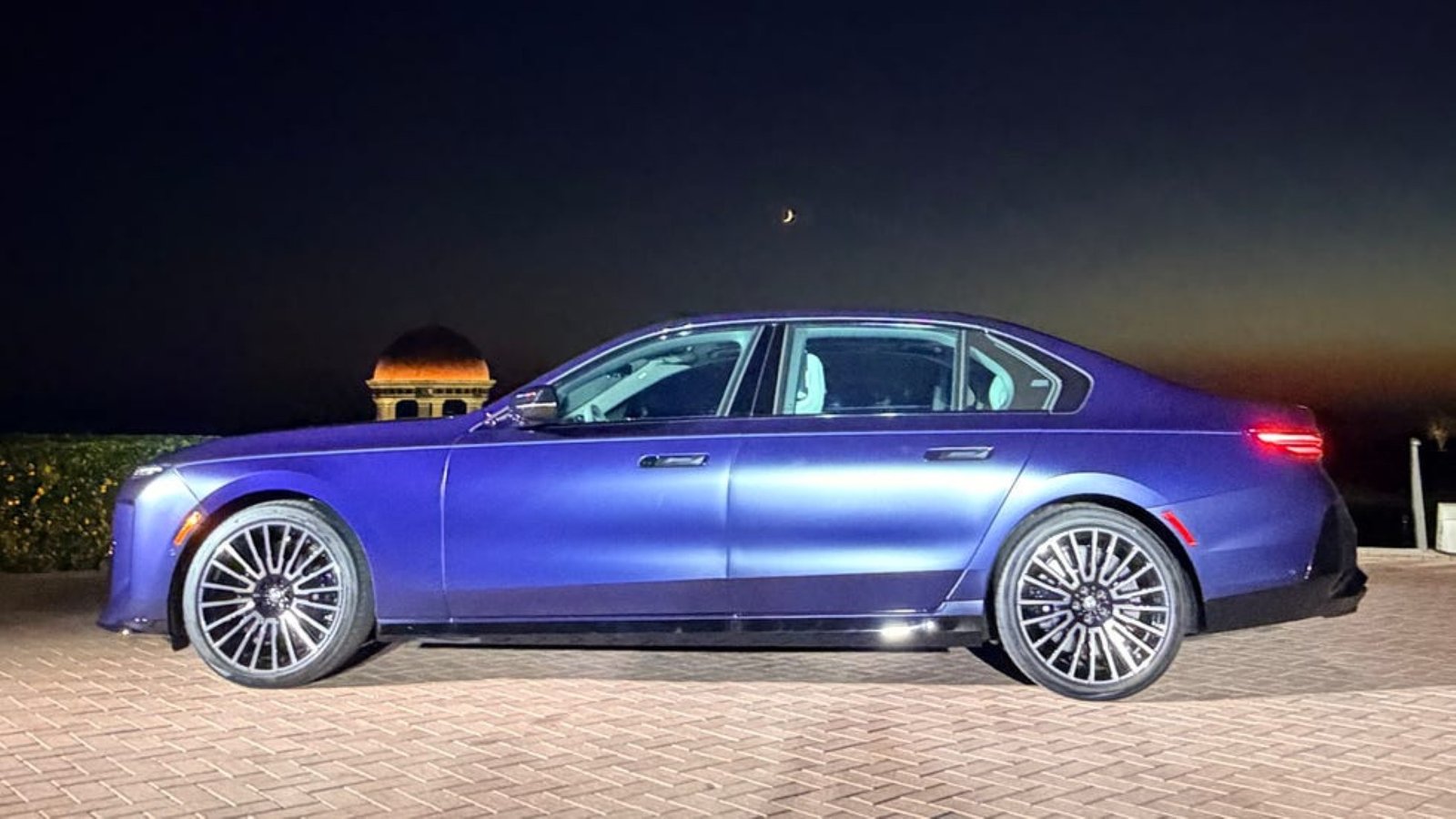2027 BMW M760 xDrive (2) (Large)