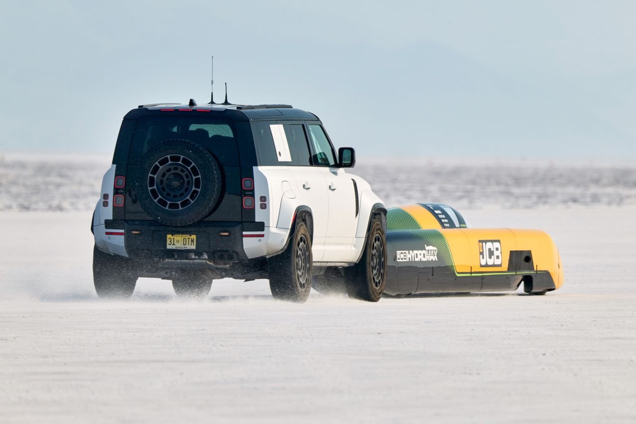 Land Rover Defender Octa-JCB Hydromax-2
