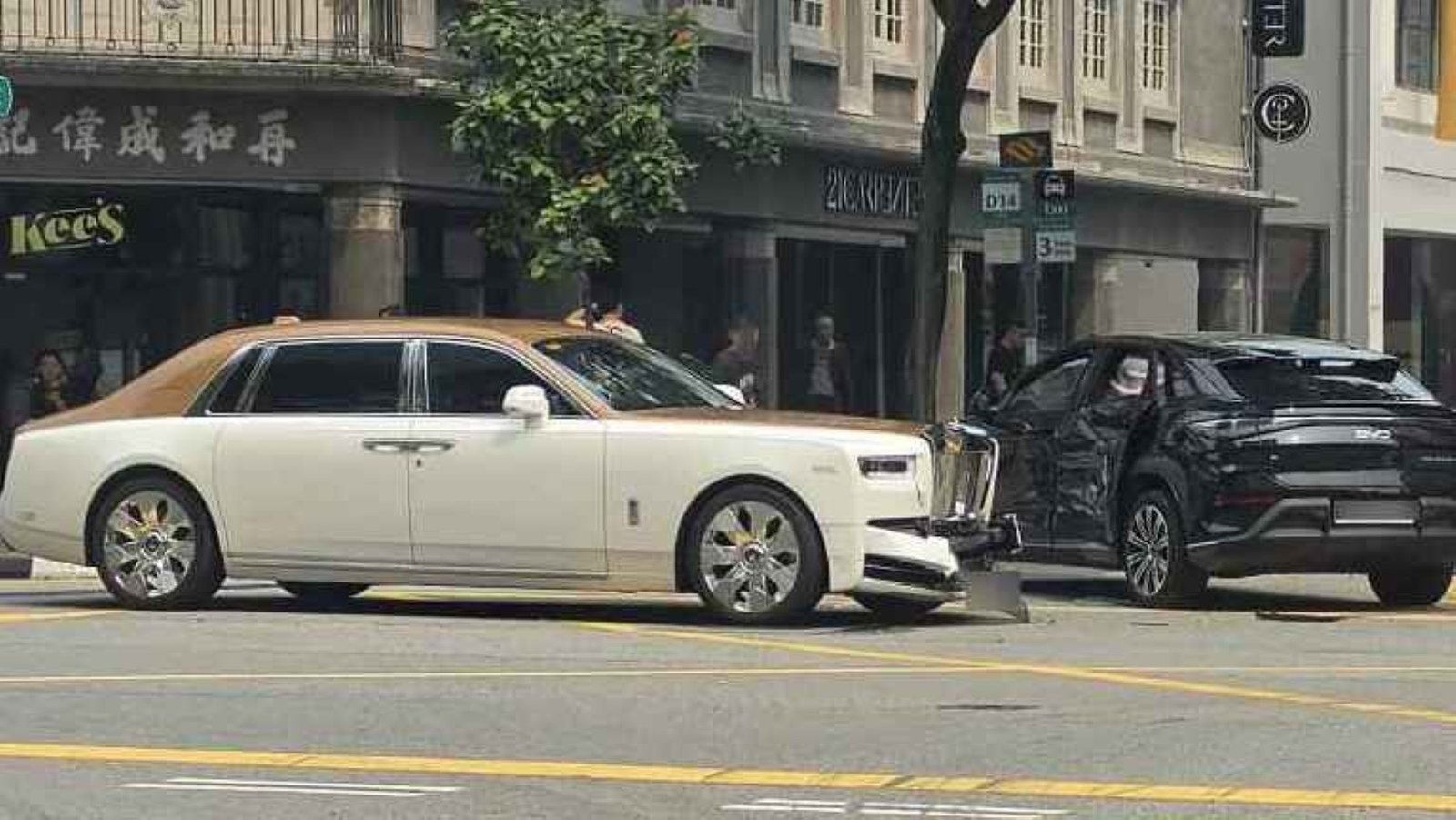 Rolls-Royce Phantom & BYD Sealion-Singapore crash (1) (Large)